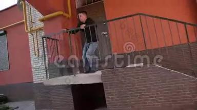 一个自由奔跑的人在扶手前面的拱顶上翻下一组<strong>楼梯</strong>